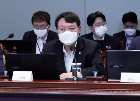 윤석열 검찰총장이 지난 22일 오후 청와대에서 열린 제6차 공정사회 반부패정책협의회에 참석해 문재인 대통령의 발언을 듣고 있다. (사진=연합뉴스 제공)