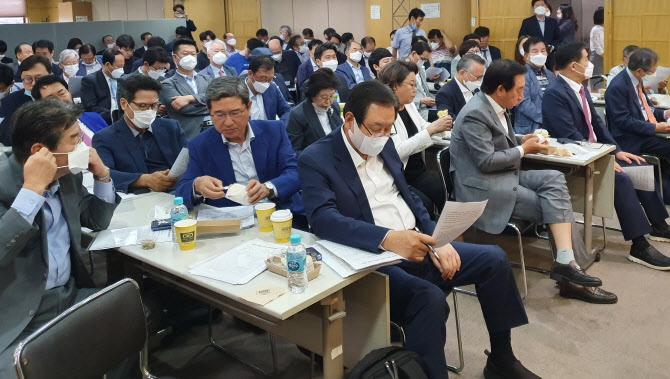 김무성(가운데), 김학용 미래통합당 전 의원 등이 1일 서울 마포구 마포현대빌딩에서 열린 ‘더좋은세상으로 2차세미나 : 김정은 체제의 게임과 한반도의 미래’ 에 참석하고 있다. (사진=연합뉴스)