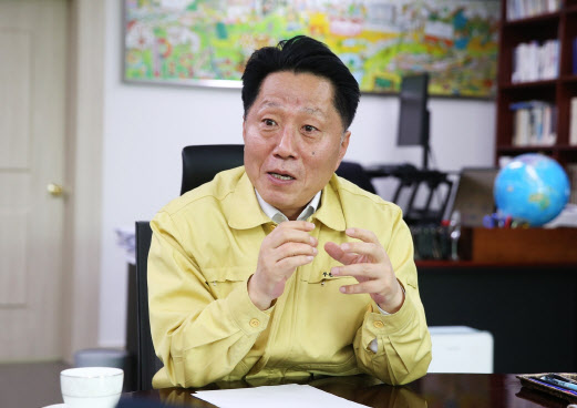 장덕천 부천시장이 1일 시청 집무실에서 인터뷰를 하며 시정계획을 설명하고 있다. (사진 = 부천시 제공)