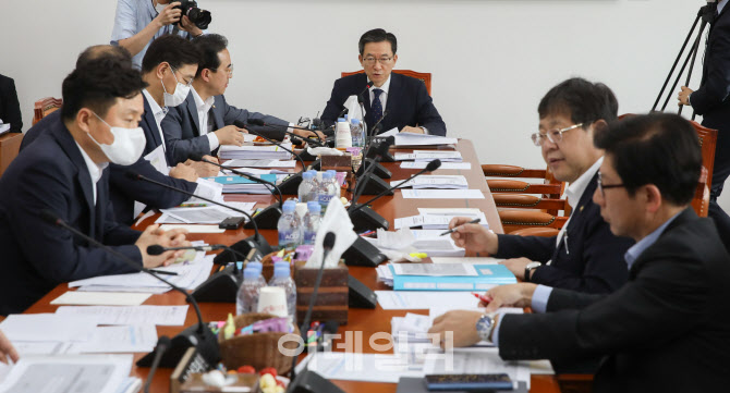 [이데일리 노진환 기자] 정성호 예결위원장이 2일 오전 서울 여의도 국회에서 열린 예산결산특별위원회 추경예산안 등 조정소위원회회의를 주재하고 있다.