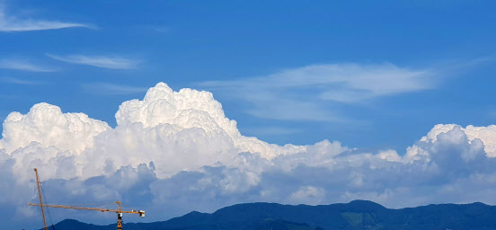 2일 오후 강원 춘천시에서 바라본 하늘에 권운(깃털구름)과 적운(뭉게구름)이 어우러져 있다.(사진=연합뉴스)