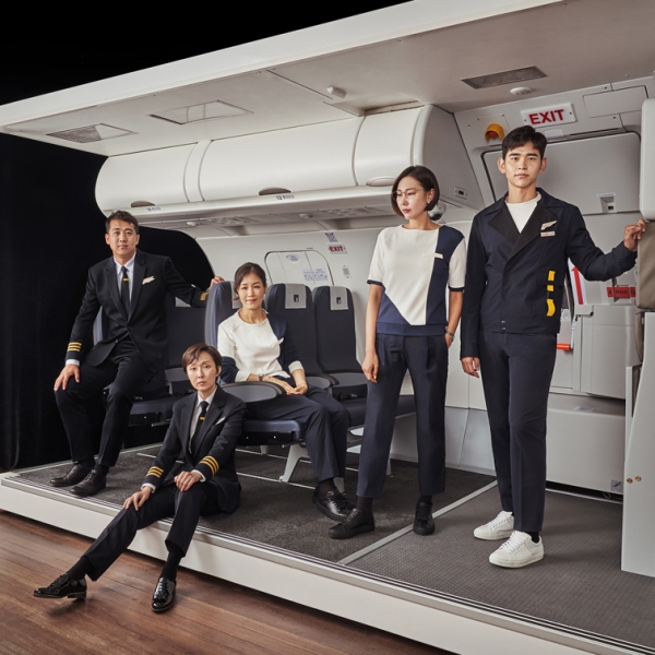 에어로케이항공이 공개한 운항·객실 승무원 유니폼.(사진=에어로케이항공 제공)