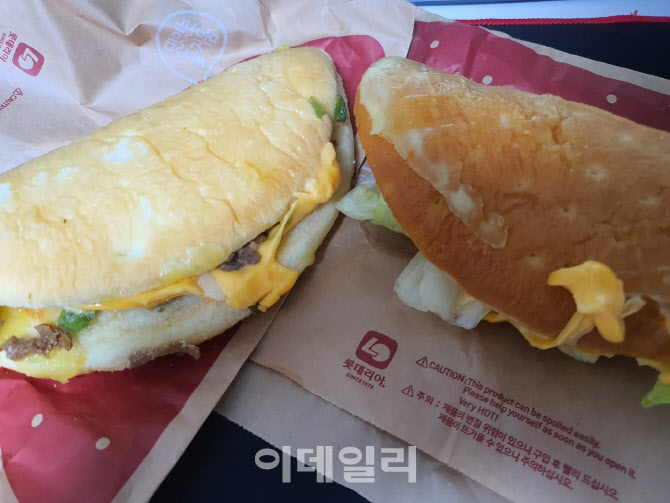 롯데리아 ‘폴더버거 비프’(왼쪽), ‘폴더버거 핫치킨’ (사진=이성웅 기자)