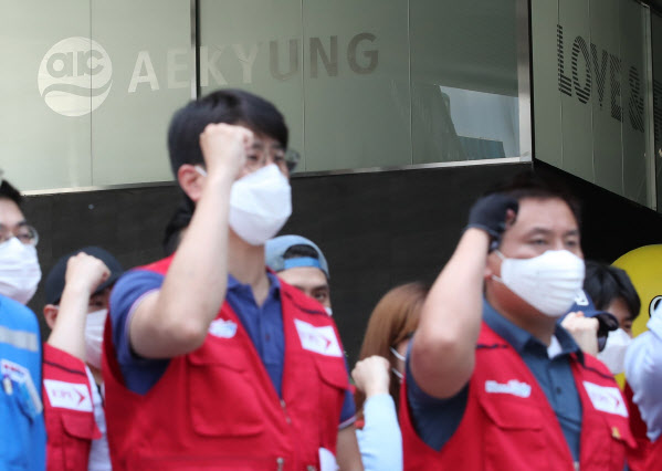 이스타항공 조종사 노동조합 조합원들이 3일 오전 서울 마포구 애경그룹 본사 앞에서 제주항공이 구조조정과 임금체불을 지휘해 놓고 인수합병(M&A)을 거부하고 있다는 내용의 구호를 외치고 있다. (사진=연합뉴스)