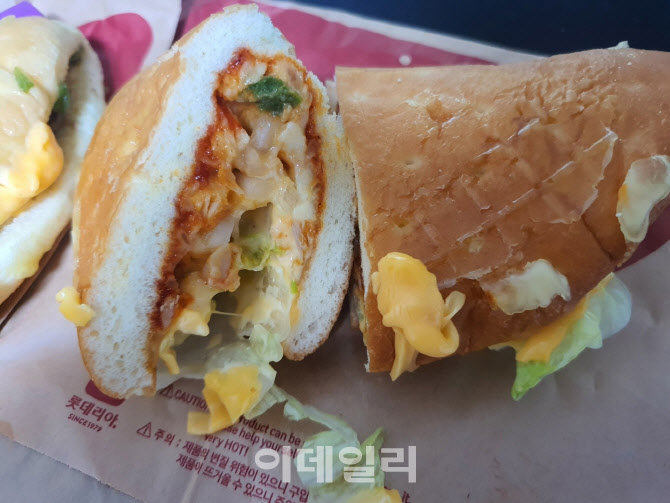 롯데리아 ‘폴더버거 핫치킨’ (사진=이성웅 기자)