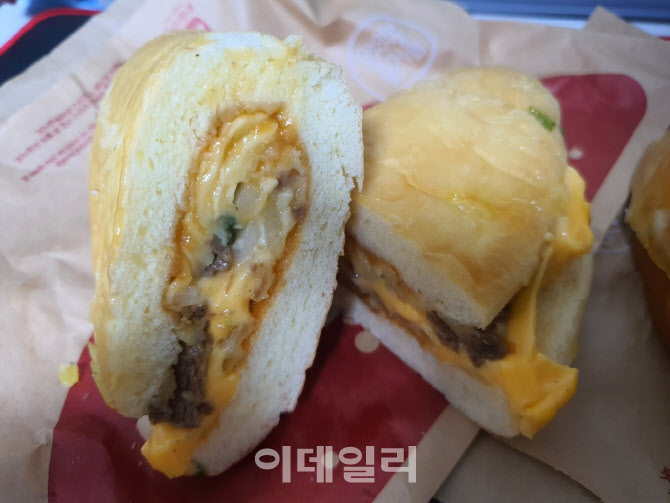 롯데리아 ‘폴더버거 비프’ (사진=이성웅 기자)