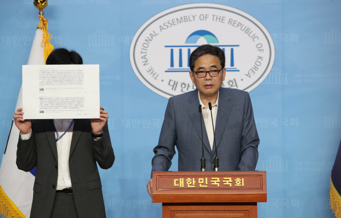 미래통합당 곽상도 의원이 11일 오후 국회 소통관에서 정의기억연대(정의연) 마포구 쉼터 소장 사망 관련 기자회견을 하고 있다. (사진 = 연합뉴스)