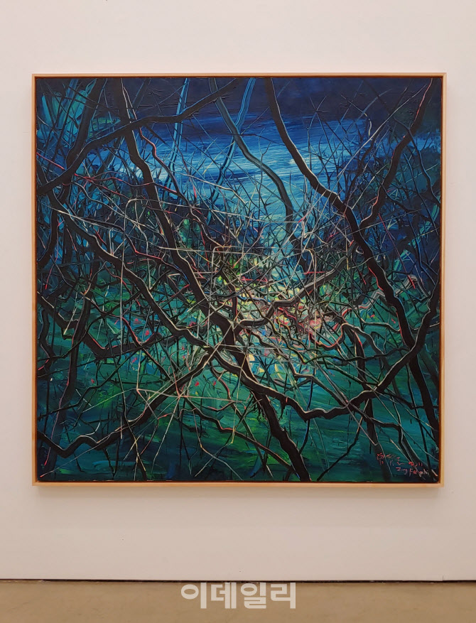 쩡판즈의 ‘무제’(2011). 음습한 배경에 가시덩굴이 엉킨 장면을 묘사한 작품은 중국의 급속한 현대화가 불러온 빛과 그림자를 투영하고 있다(사진=오현주 문화전문기자).