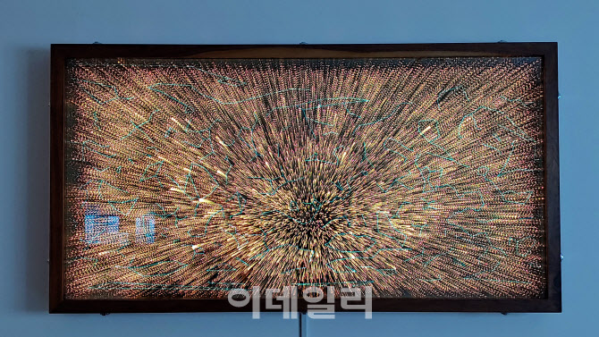 이반 나바로의 ‘별자리’(Constellations·2020). 나바로는 거울·네온사인·형광등 등을 소재로 영속하는 무한의 세상을 만들고 그 안에 사회정치적 메시지를 담아내는 작업을 해왔다(사진=오현주 문화전문기자).