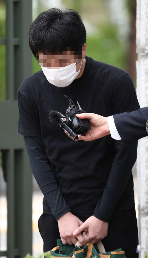 세계 최대 아동 성 착취물 사이트 ‘웰컴 투 비디오’ 운영자인 손정우 씨가 6일 오후 법원의 미국 송환 불허 결정으로 석방되어 경기도 의왕 서울구치소를 나서던 중 취재진을 향해 고개를 숙이고 있다 (사진=연합뉴스)