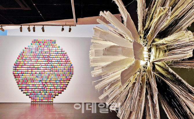 강익중의 설치작품 ‘내가 아는 것’(2020·왼쪽)과 최우람의 설치작품 ‘하나’(이 박사님께 드리는 답장·2020)가 서울 종로구 삼청로 갤러리현대서 연 50주년 특별전 ‘현대 50’ 후반부를 기념하는 상징처럼 나섰다(사진=오현주 문화전문기자).