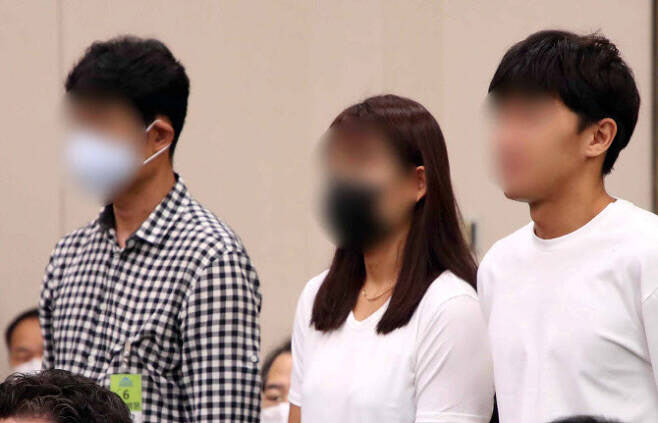 고 최숙현 선수가 가해자로 지목해 고소했던 경주시청 트라이애슬론 감독 김규봉 감독(맨 왼쪽)과 선수들이 6일 오전 서울 여의도 국회에서 열린 국회 문화체육관광위원회에 참석해 질의에 답변하고 있다. (사진=뉴시스)
