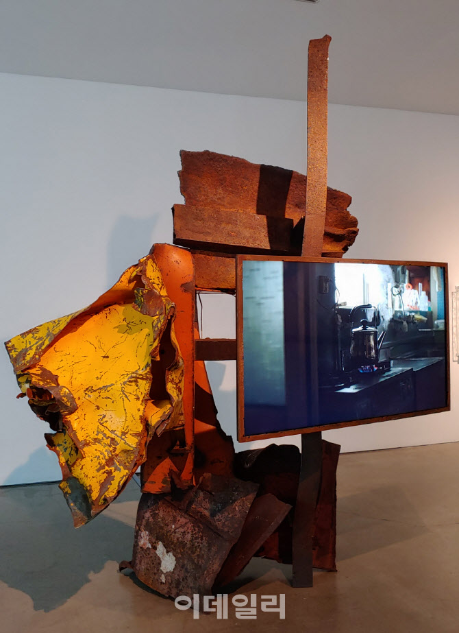 문경원&전준호의 설치작품 ‘이례적 산책Ⅱ: 황금의 연금술’(2018). 부산에 버려진 폐선박의 잔해를 끌어다가 일본 가나자와의 어느 빈집과 한국의 자동화한 식물공장을 오가며 촬영한 대형영상을 박아 완성했다(사진=오현주 문화전문기자).