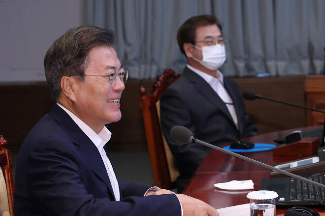 문재인 대통령이 6일 오후 청와대에서 열린 수석·보좌관 회의에서 대화를 하며 환한 표정을 짓고 있다. 오른쪽은 서훈 신임 국가안보실장.(사진=연합뉴스)