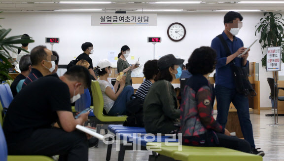 서울 중구 서울지방고용노동청을 찾은 구직자들이 실업급여 수급 상담을 받기 위해 기다리고 있다. 이데일리 DB