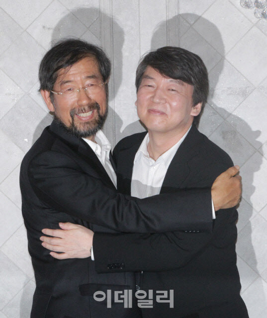 지난 2011년 박원순(왼쪽) 시민활동가와 안철수 서울대 융합과학기술대학원장이 만나 서울시장 보궐선거에 나갈 후보단일화에 합의했다. (사진=연합뉴스)