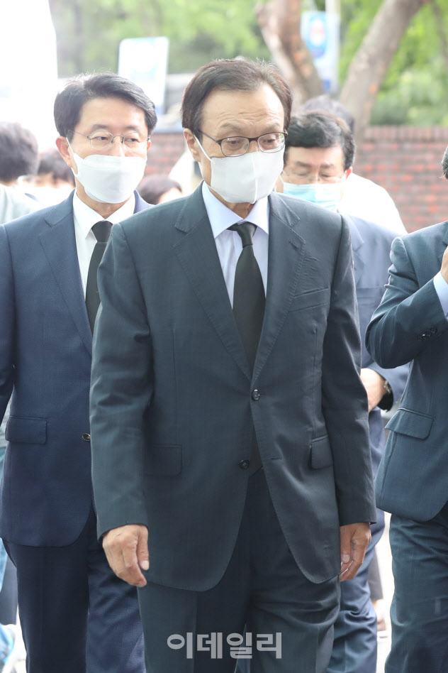 이해찬 더불어민주당 대표가 10일 오후 박원순 서울시장의 빈소가 마련된 서울 종로구 서울대병원 장례식장에 들어서고 있다. (사진=이영훈 기자)