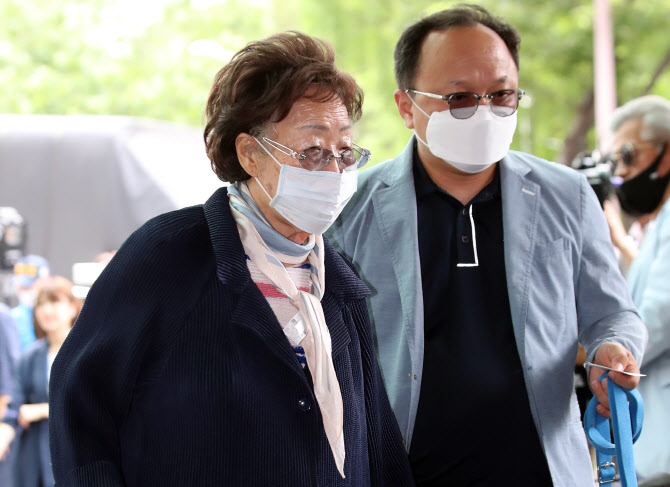 이용수 할머니가 10일 오후 종로구 서울대학교병원 장례식장에 마련된 박원순 서울시장 빈소로 들어가고 있다. (사진=연합뉴스)