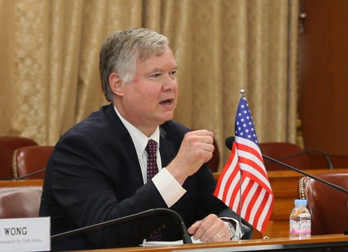 스티븐 비건 미 국무부 부장관 겸 대북정책특별대표가 8일 오전 서울 외교부 청사에서 이도훈 외교부 한반도평화교섭본부장과 한미 북핵수석대표 협의를 하고 있다. (사진=연합뉴스)