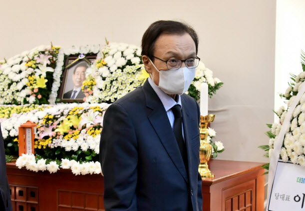 이해찬 더불어민주당 대표가 10일 오후 서울 종로구 서울대학병원 장례식장을 찾아 고 박원순 서울시장을 조문한 뒤 빈소를 나서고 있다. (사진=서울시 제공)