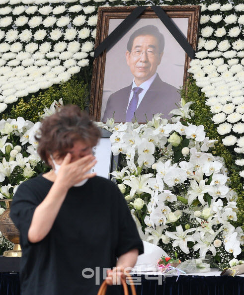 12일 서울 중구 태평로 시청 앞 서울광장에 마련된 고(故) 박원순 서울특별시장 분향소에 시민들이 조문을 하고 있다.(사진=방인권 기자)