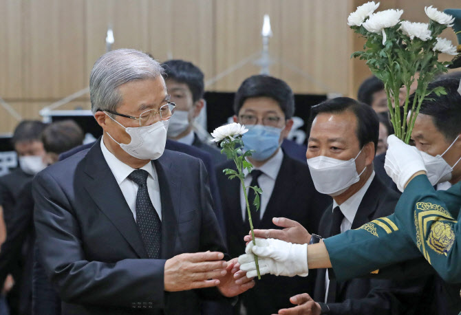 김종인 미래통합당 비상대책위원장이 12일 오후 서울 아산병원 장례식장에 마련된 고 백선엽 장군의 빈소를 찾아 조문하고 있다.(사진=연합뉴스)