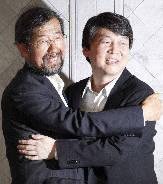 2011년 8월 6일 서울 세종문화회관의 한 식당에서 서울시장 보궐선거 후보 단일화에 합의한 당시 박원순 희망제작소 상임이사와 안철수 서울대 융합과학기술 대학원장 모습. (사진=연합뉴스)