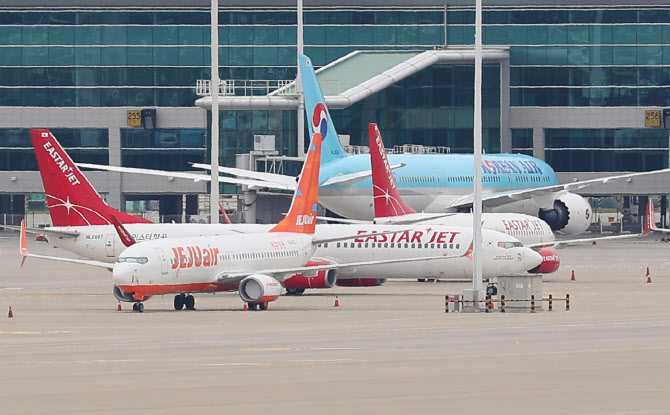 인천국제공항 계류장에 제주항공과 이스타항공 여객기가 세워져 있다. (사진=연합뉴스)