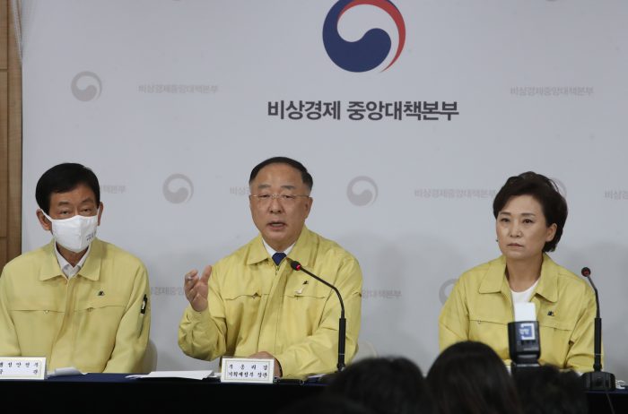 홍남기 경제부총리 겸 기획재정부 장관이 10일 오전 서울 종로구 정부서울청사 합동브리핑실에서 열린 부동산 보완대책 추진방안 등에 대한 제10차 비상경제 중앙대책본부(중대본) 회의 결과를 발표하고 있다. 이날 발표는 문재인 정부 들어 22번째 부동산 대책이다. (사진=뉴시스)
