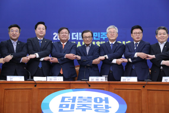 이해찬(가운데) 더불어민주당 대표와 김태년(왼쪽 세 번째) 원내대표, 이재명(오른쪽 세 번째) 경기지사가 지난 8일 오전 서울 여의도 국회에서 열린 `더불어민주당-경기도 예산정책협의회`에 참석, 기념촬영을 하고 있다. (사진=연합뉴스)