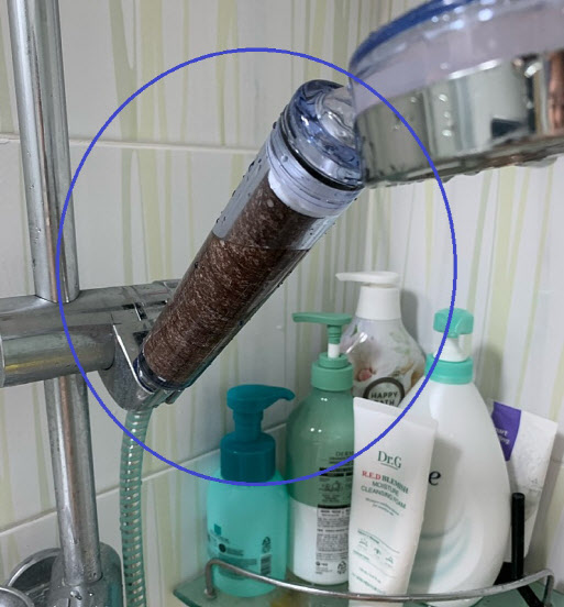 ‘너나들이 검단신도시 검암맘 카페’ 회원이 게재한 수돗물 필터 안 쇳가루. (사진 출처 = 검암맘 카페)