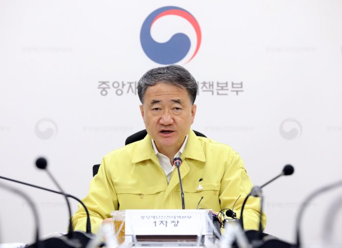 박능후 중앙재난안전대책본부 1차장(보건복지부 장관)이 13일 오전 정부세종청사에서 열린 신종 코로나바이러스 감염증(코로나19) 대응 중대본 회의에서 모두발언을 하고 있다. (사진=뉴시스)