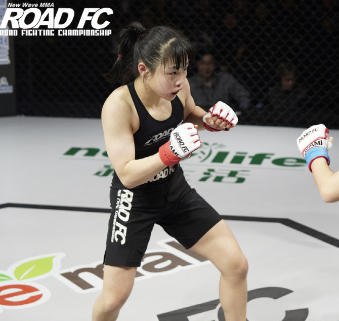 2004년생 16살 소녀 신유진. 사진=ROAD FC