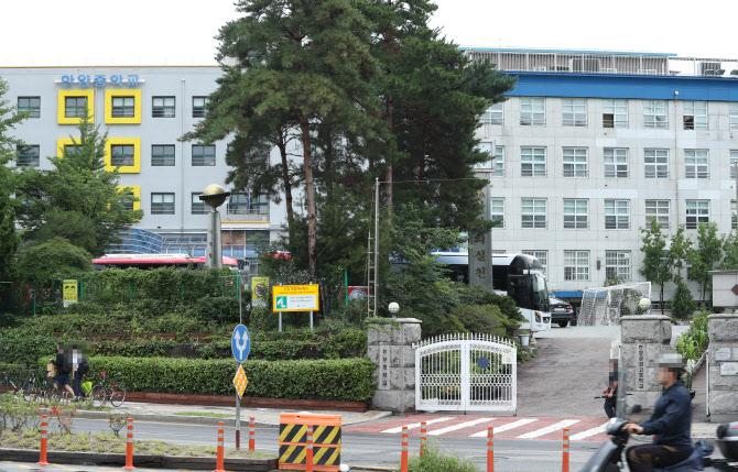 지난 14일 오전 코로나19 교직원 확진자가 나와 등교 중지한 서울 중구 한양중학교 앞이 조용한 모습이다.(사진=연합뉴스)