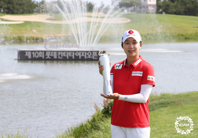 6월 롯데 칸타타 여자오픈에서 우승한 김효주가 트로피를 들고 환하게 웃고 있다. (사진=KLPGA)