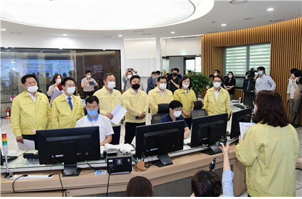 김인호 서울시의회 의장을 비롯해 시의원들이 21일 뚝도 아리수 정수센터 현장을 방문해 대응 상황과 관련 설명을 듣고 있다.(서울시의회 제공)