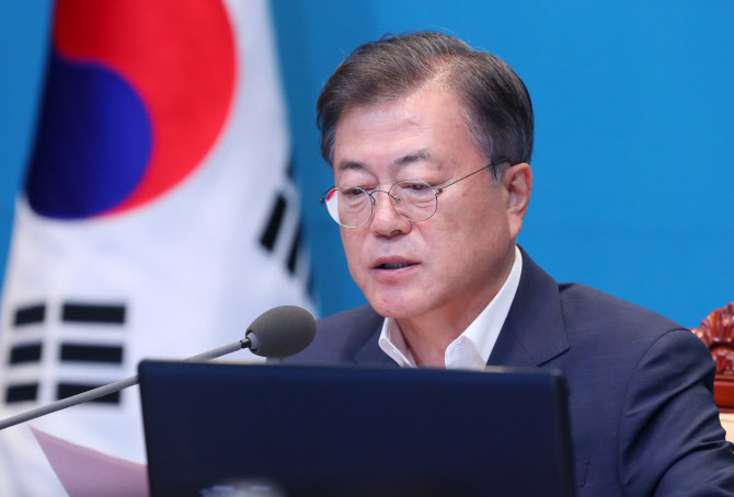 문재인 대통령이 지난 20일 청와대 여민관에서 열린 수석 보좌관 회의에 참석해 회의 자료를 살피고 있다. 뉴시스 제공