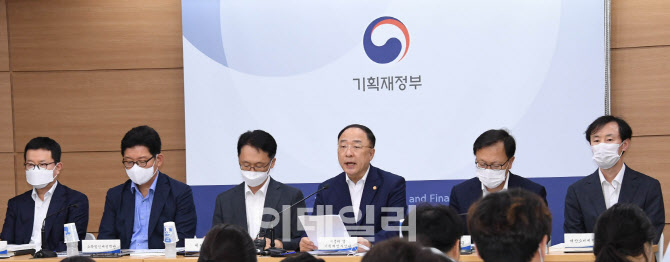 홍남기 경제부총리 겸 기획재정부 장관이 지난 20일 ‘2020년 세법개정안’ 브리핑에서 “조세중립적으로 세법 개정안을 마련했다”며 “증세 논쟁이 없기를 바란다”고 말했다. 사진 왼쪽부터 주태현 관세정책관, 고광효 소득법인세정책관, 임재현 세제실장, 홍 부총리, 김태주 조세총괄정책관, 정정훈 재산소비세정책관 모습. 기획재정부 제공