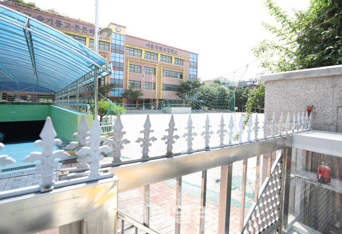 서울 중랑구 묵현초등학교에서 신종 코로나바이러스 감염증(코로나19) 확진자가 발생, 전교생 등교가 중지된 6일 오전 학교 문이 닫혀 있다.(사진=뉴시스)