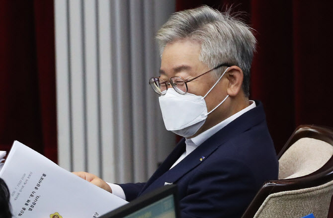 이재명 경기도지사가 17일 오전 경기도 수원시 경기도의회에서 열린 제345회 임시회 제3차 본회의에 참석하며 미소를 짓고 있다. (사진=연합뉴스)