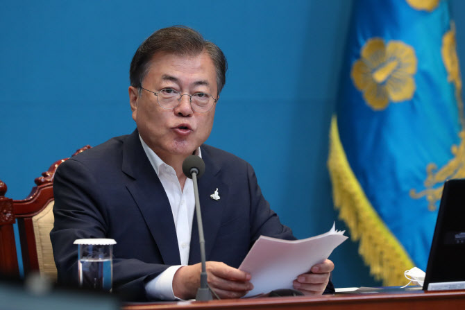 문재인 대통령이 지난 20일 오후 청와대에서 수석·보좌관 회의를 주재하고 있다. 연합뉴스 제공