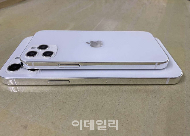 아이폰12의 목업 (mockup·실물모형) 이미지. (사진= 소디 딕슨 트위터)