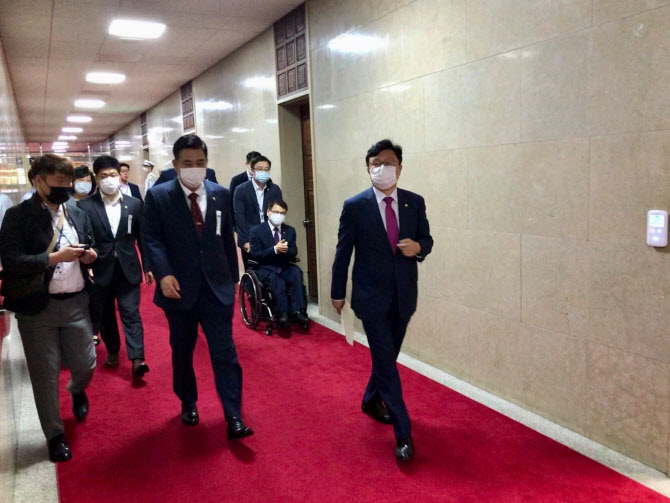 박형수(오른쪽) 통합당 의원과 최승재(왼쪽에서 3번째) 의원 등이 27일 오전 국회의장실로 가고 있다. (사진=최승재 의원)