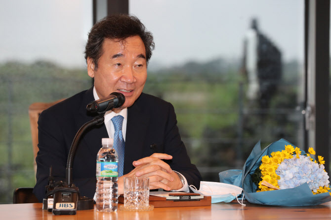 더불어민주당 이낙연 당대표 후보가 24일 오후 제주시 구좌읍 제주글로벌신재생에너지연구센터를 방문해 기자간담회를 하고 있다. (사진=연합뉴스)