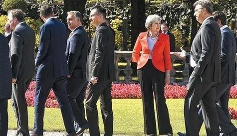 테리사 메이(가운데 빨간 재킷) 영국 총리와 유럽연합(EU)정상들. /조선DB