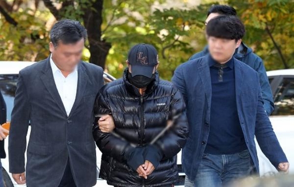 지난 10월 25일 ‘등촌동 살인 사건’ 피의자 김종선(49)씨가 서울 양천구 서울남부지방법원에서 열린 구속 전 피의자 심문(영장실질심사)에 출석하고 있다. /뉴시스