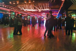 지난 18일 본지 기자가 방문한 서울 제기동 콜라텍 풍경. ‘콜라텍’은 콜라와 디스코텍의 합성어로 1990년대 주류 대신 콜라를 판매하던 청소년 클럽에서 유래했다./안영 기자