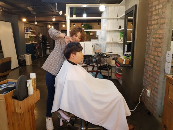 서울 마포구 서교동에서 1인 미용실을 운영하는 헤어 디자이너 새나씨가 동료인 바로씨의 머리를 손질해주고 있다. /한상혁 기자