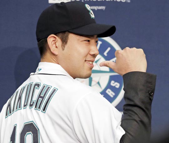 기쿠치 유세이가 4일(한국 시각) 시애틀 매리너스 입단식에서 포즈를 취했다. /AP 연합뉴스