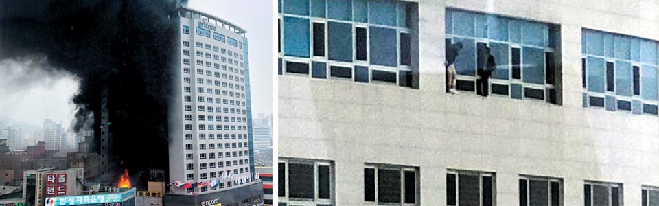 14일 오후 4시 56분쯤 충남 천안시 서북구 라마다앙코르호텔에서 불이 나 검은 연기가 치솟고 있다(왼쪽 사진). 오른쪽은 투숙객 2명이 화재를 피해 21층 창문 난간에 올라선 모습. 이들은 구조에 나선 소방관 4명과 산소호흡기를 번갈아 쓰며 계단을 통해 탈출했다. 네 소방관은 산소 부족 등으로 병원 치료를 받고 있다. /연합뉴스